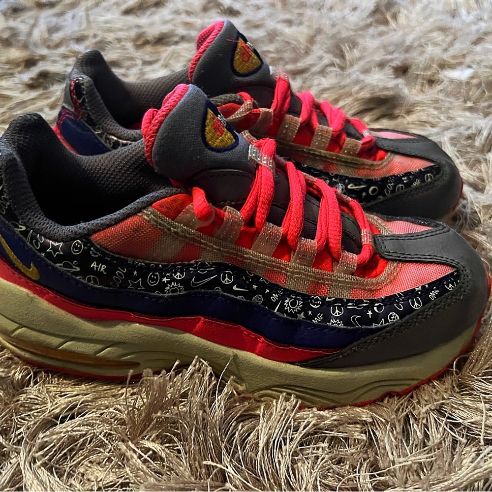 Girls Nike Air Max, very unique coloring and pattern